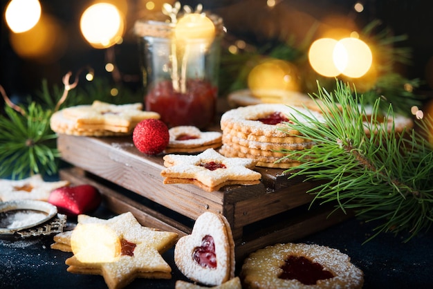 Galletas de Navidad con mermelada. Una galleta austriaca popular son las galletas Linz. Enfoque selectivo.