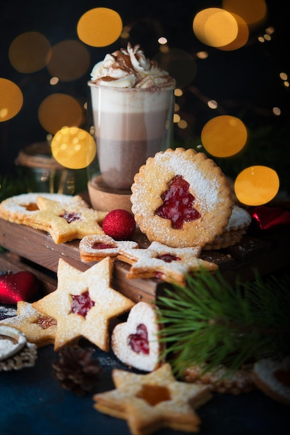 Foto galletas de navidad con mermelada. una galleta austriaca popular son las galletas linz. enfoque selectivo.