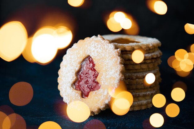 Galletas de Navidad con mermelada. Una galleta austriaca popular son las galletas Linz. Enfoque selectivo.