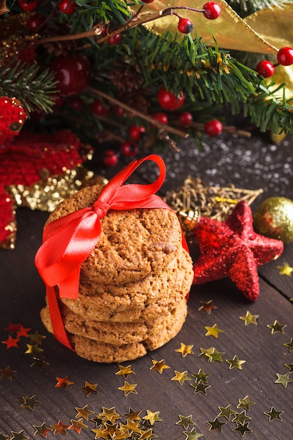 Galletas de Navidad en la mesa con cinta roja