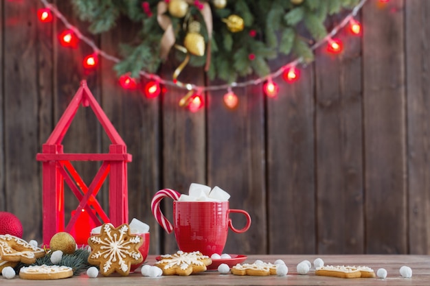 Galletas de Navidad en la mesa de madera en la cocina