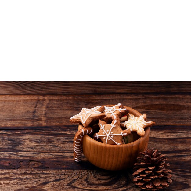 Galletas de Navidad en la mesa de madera el enfoque selectivo