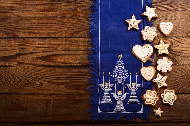 Galletas de Navidad en mesa de madera