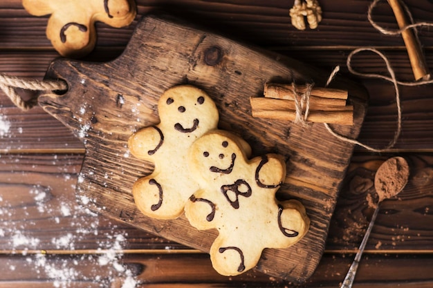 Galletas de navidad en mesa de madera