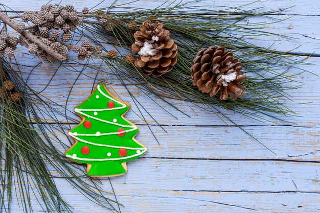 Galletas de Navidad en la mesa de madera