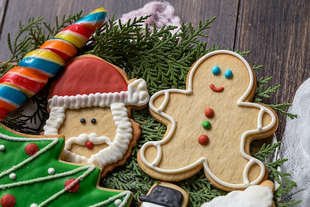 Galletas de Navidad en la mesa de madera