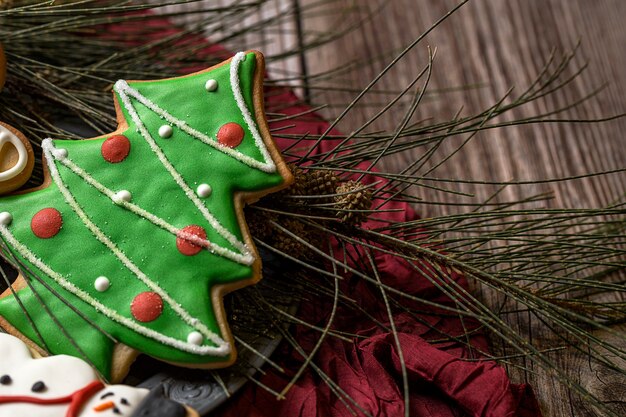 Galletas de Navidad en la mesa de madera