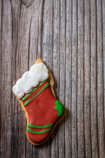 Foto galletas de navidad en la mesa de madera