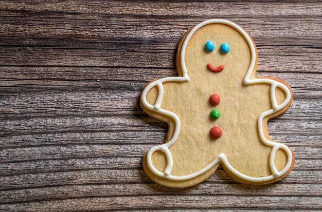 Galletas de Navidad en la mesa de madera