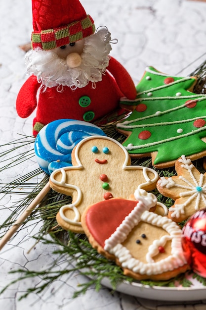 Galletas de Navidad en la mesa de madera