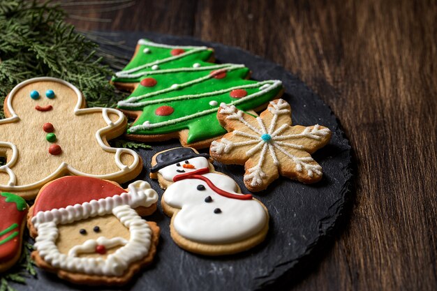 Galletas de Navidad en la mesa de madera