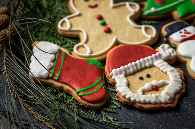 Galletas de Navidad en la mesa de madera