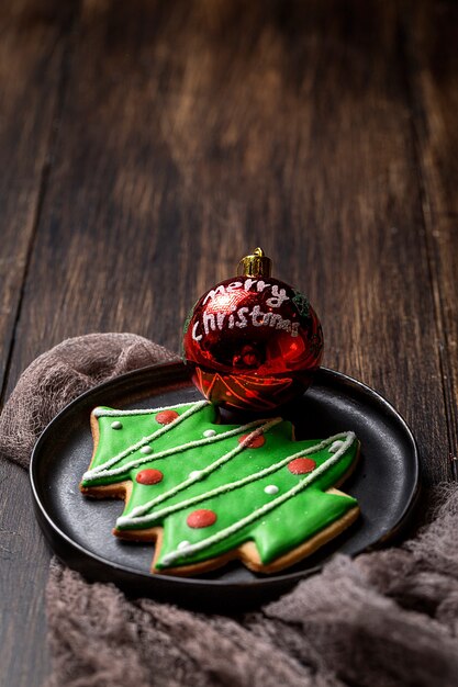 Galletas de Navidad en la mesa de madera