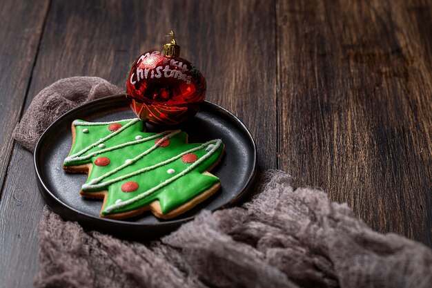 Galletas de Navidad en la mesa de madera