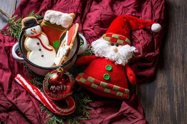 Galletas de Navidad en la mesa de madera