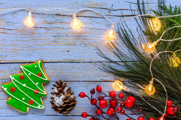 Galletas de Navidad en la mesa de madera