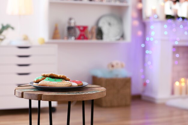 Galletas de Navidad en la mesa de la sala de estar