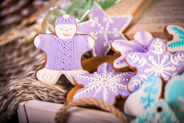 Galletas de Navidad de pan de jengibre, copos de nieve y un hombre de jengibre