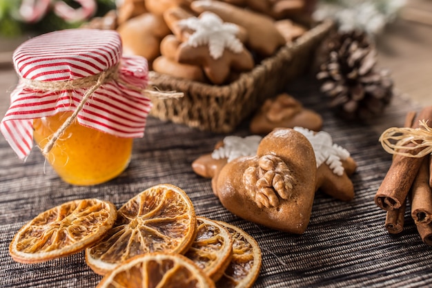 Galletas de Navidad de pan de jengibre con tarro de miel en la mesa de la cocina - Primer plano.