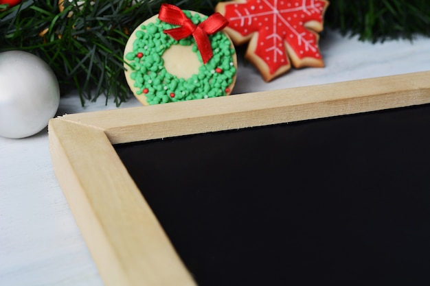 Galletas de Navidad con pizarra vacía.