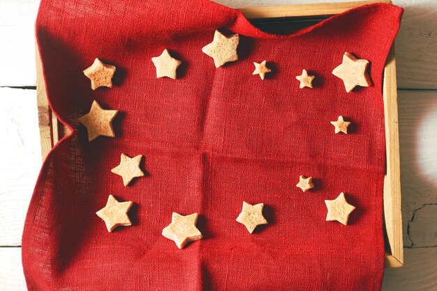 Galletas de Navidad en la servilleta roja en la vista superior de la bandeja