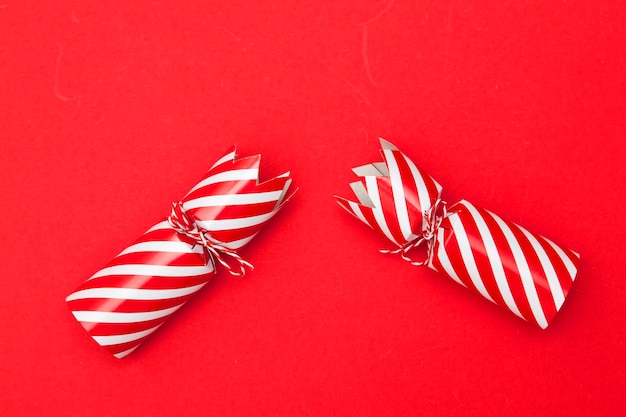 Galletas de Navidad sobre un fondo rojo.