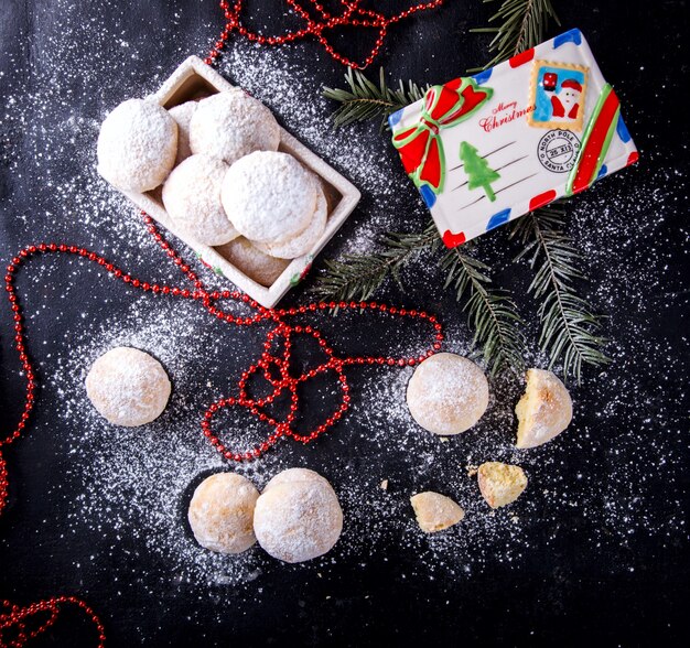 Galletas de Navidad sobre hormigón oscuro