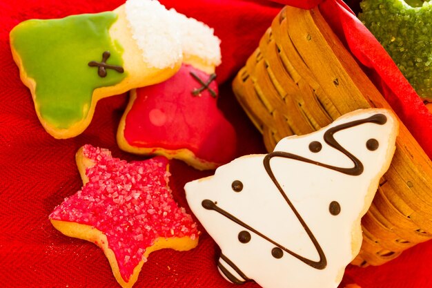 Galletas de Navidad surtidas sobre fondo rojo.