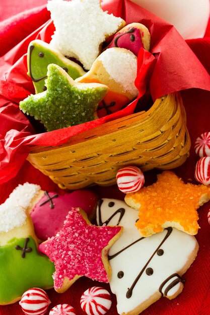 Galletas de Navidad surtidas sobre fondo rojo.