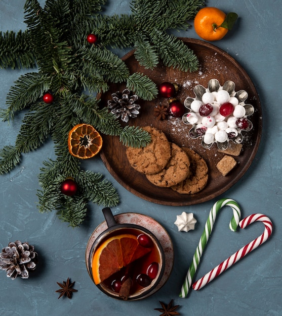 Galletas de Navidad taza de árbol de té año nuevo vista superior