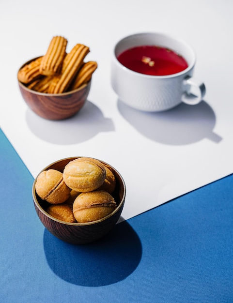 Galletas de Navidad y taza de té