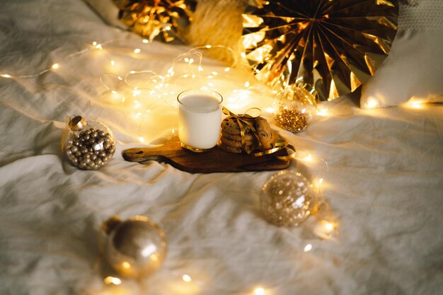 Galletas de Navidad y vaso de leche caliente Vacaciones de invierno Desayuno de Santa Celebración navideña Concepto de año nuevo