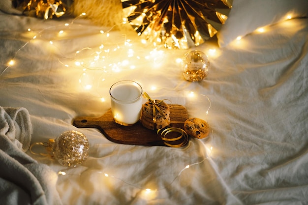 Galletas de Navidad y vaso de leche caliente Vacaciones de invierno Desayuno de Santa Celebración navideña Concepto de año nuevo
