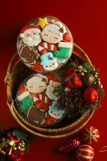 Galletas navideñas con adornos de glaseado real con fondo rojo