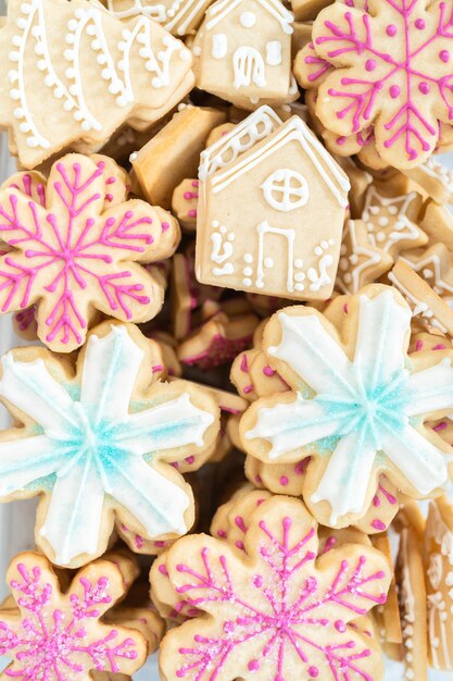 Galletas navideñas de azúcar con royal icing.