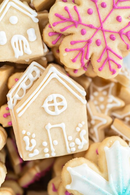 Foto galletas navideñas de azúcar con royal icing.