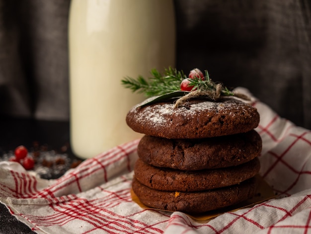 Galletas navideñas y botella de leche