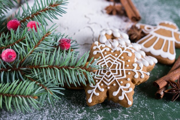 Galletas navideñas caseras con decoración en superficie verde