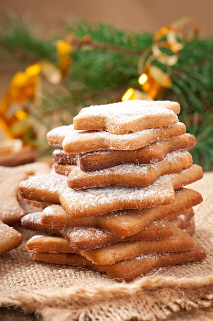 Galletas navideñas caseras espolvoreadas con azúcar en polvo