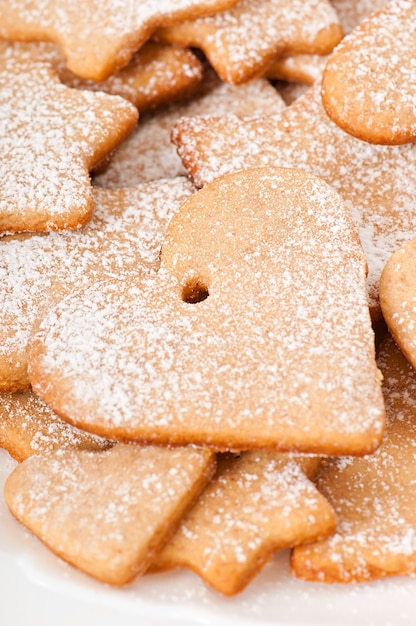 Galletas navideñas caseras espolvoreadas con azúcar en polvo