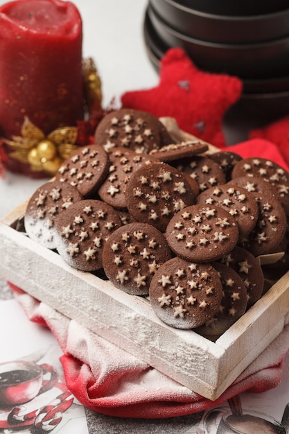 Foto galletas navideñas con chispas de chocolate en una caja