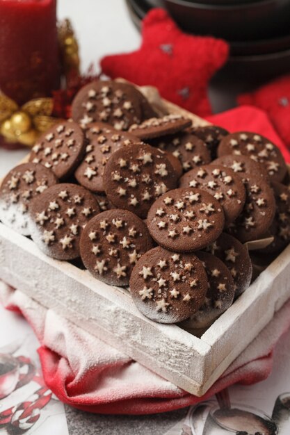 Galletas navideñas con chispas de chocolate en una caja