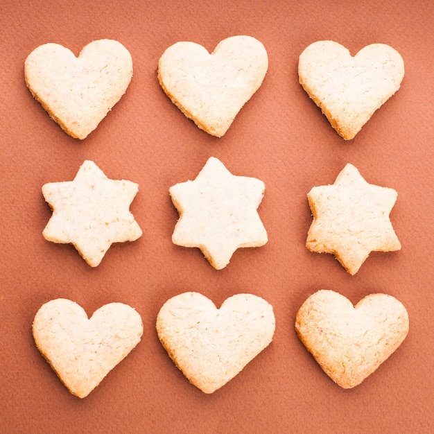 Galletas navideñas como patrón de fondo en marrón