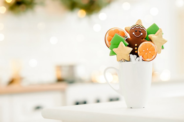 Galletas navideñas con decoración festiva