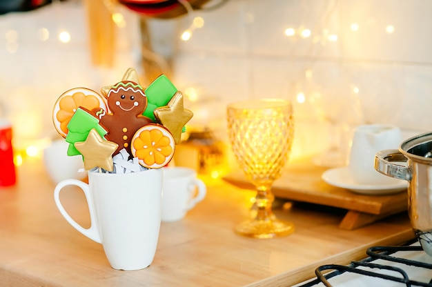 Galletas navideñas con decoración festiva