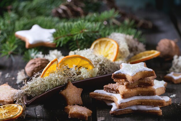 Galletas navideñas con decoración festiva