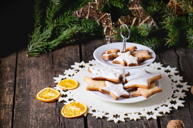 Galletas navideñas con decoración festiva