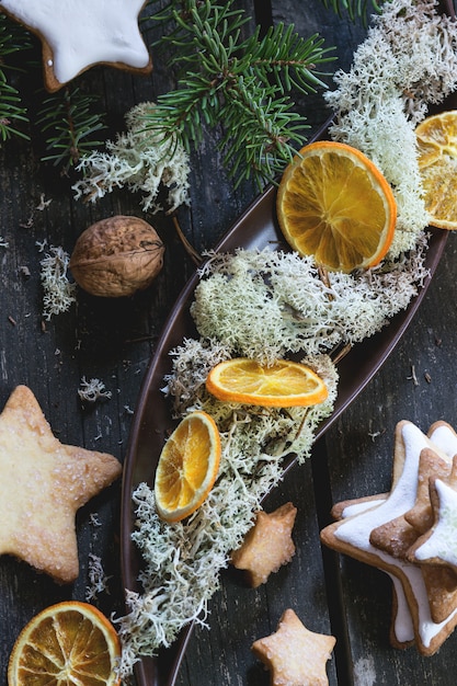 Galletas navideñas con decoración festiva.