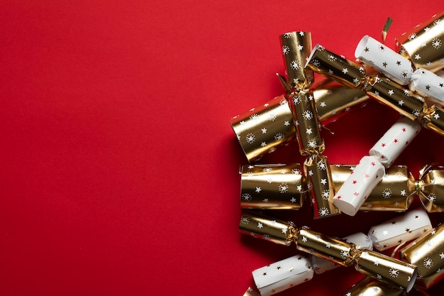 Galletas navideñas festivas sobre un fondo rojo brillante