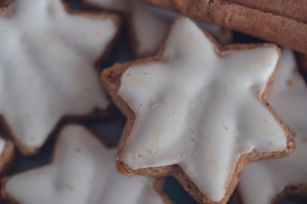 Galletas navideñas en forma de estrella con glaseado blanco.